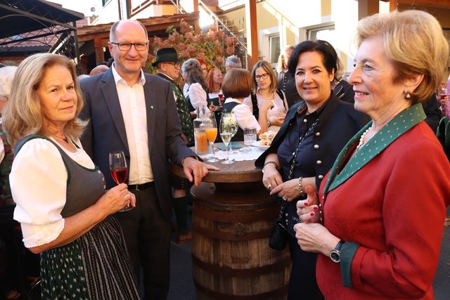 Auch der Tourismusverband Lipizzanerheimat mit Adi Kern und Linda Peißl gratulierte. | Foto: Cescutti