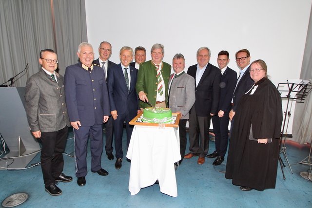 Das gemeinsame Anschneiden einer Geburtstagstorte zählte zu den Höhepunkten der Feierlichkeiten anlässlich „150 Jahre Bezirkshauptmannschaft Hartberg-Fürstenfeld“.