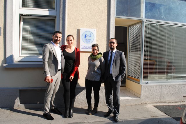 Recep Yiğit, Aysun Izmirli, Dimitra Inci und Şükrü Coşgun (v.l.n.r.) vor den Vereinsräumlichkeiten in der Kreuzgasse 20.