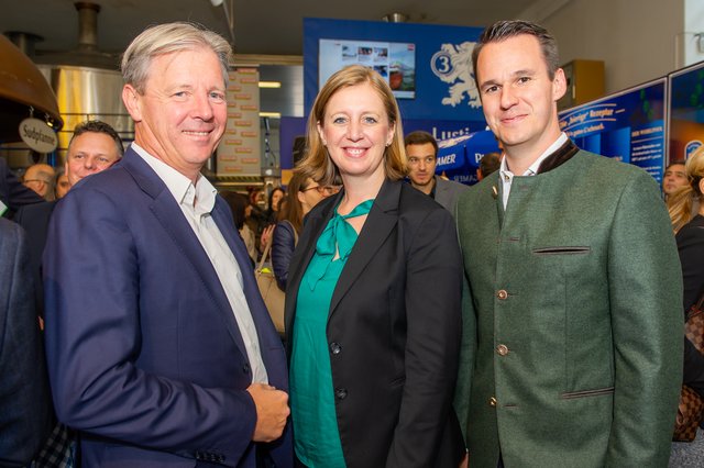 Erfreut: WOCHE-Chefredakteur Roland Reischl, Landesrätin Barbara Eibinger-Miedl und FPÖ-Klubobmann Stefan Hermann (v.l.)