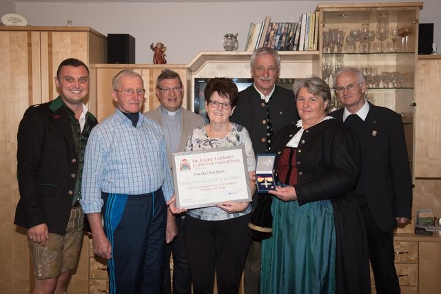 Frieda Plaickner mit ihrem Mann Josef (2. v. li.) PGR Patrick Seiwald (li.), Generalvikar Roland Rasser (re.), Pfarrer GR Dr. Winfried Weihrauch (3. v. li.), Obfrau-PGR Elisabeth Meusburger (2. v. re.) und Bgm. Herbert Burgschwaiger (3. v. re.).