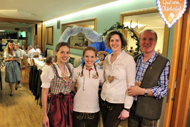 Julia, Vera, Karin und Bernhard Wasserbacher (von links) vom Gasthof Deutscher  | Foto: Teferle (27)