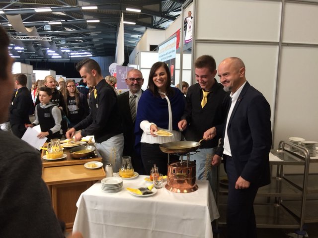 Bildungsdirektor Mag. Heinz Zitz und Landesrätin Mag. Astrid Eisenkopf werden von den Schüler/innen der HBLA Oberwart charmant "eingekocht".