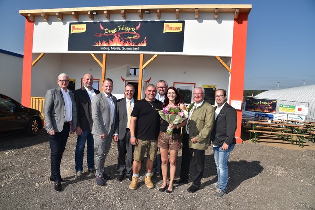 StR KommR Peter Spicker, GR Andreas Schönegger, LAbg. Vizebgm. Mag. Christian Samwald, Bürgermeister LAbg. Rupert Dworak, StR Gerhard Windbichler, StR. Karl Pölzelbauer und StR Erwin Scherz mit der Junggastronomin Daniela Plavec.