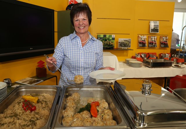 Ulrike Ortner als fleißige Küchenfee.