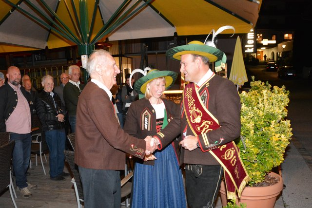 Obfrau Lisi Jäger und Kapellmeister Georg Klieber gratulierten Erwin Plattner sen. zu seinem 90sten Geburtstag