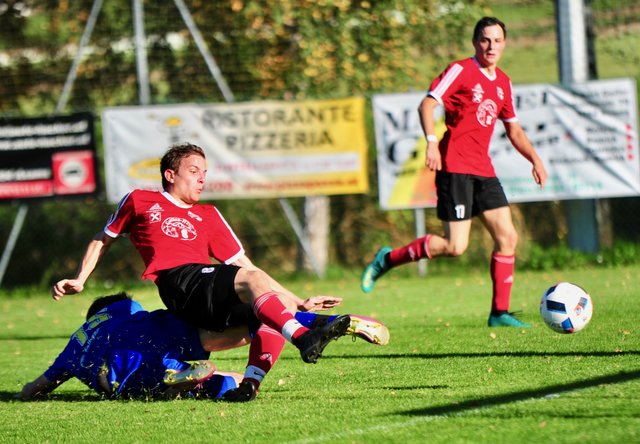 Der Abwehrversuch von Michael Kirchmair kam zu spät – Jeremias Haueis erzielte hier den Treffer zum 3:1 für Pitztal!
