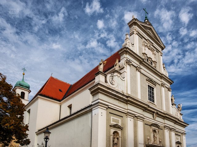 Das klassische, statische Foto der Karmeliterkirche.