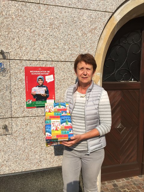 Ingeborg Kropfreiter übernimmt in St. Veit die Geschenkspenden der Aktion "Weihnachten im Schuhkarton"