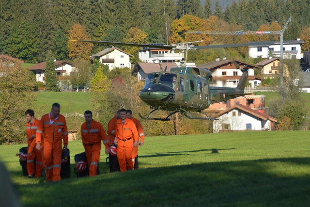 Über die Luftbrücke der Heereshubschrauber wurden Grubenwehr-Teams nach Bad Häring geflogen