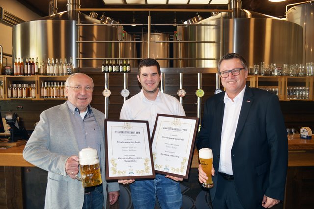 Prost: Bürgermeister Hans Schrammel, Brauereichef Markus Sautner und Regionalstellenleiter WKBGLD Harald Pokorny