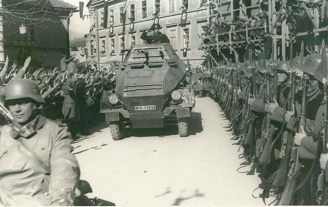 Deutsche Soldaten beim Einmarsch in Bruck an der Mur über den Wiener Bühel auf den Minoritenplatz.