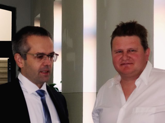 Verteidiger Michael Steininger mit dem Ex-Bürgermeister.