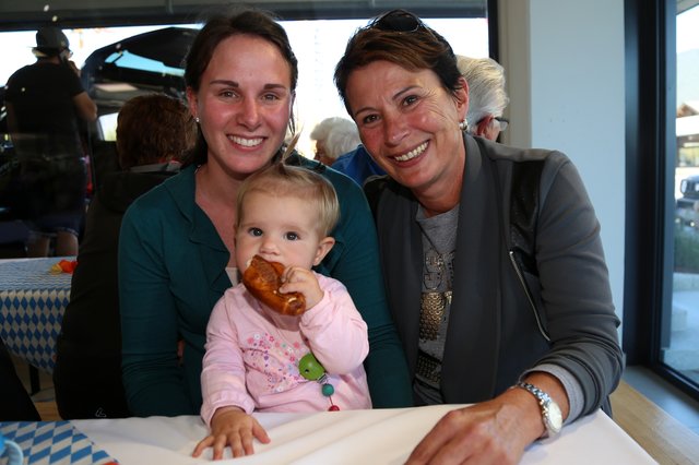 Tanja und Isabella mit klein Valentina Neureiter.