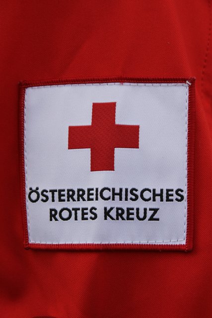 Der Bursch dürfte das anhaltende Fahrzeug vor ihm übersehen haben.