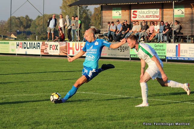 Fabian Riegler (li.im Bild) traf zur 1:0 Führung für Pettenbach | Foto: Manfred Feichtinger