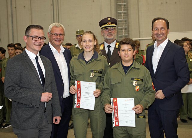 Zwei von 124: Katharina Zotter und Markus Niederer von der Feuerwehr Welten mit den Ehrengästen LAbg. Géza Molnar, LAbg. Thomas Steiner, Landeskommandant Alois Kögl und LAbg. Günter Kovacs (von links).