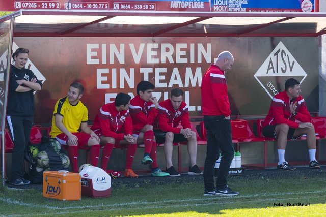 Unsere Ersatzbank von links: Kerstin Jöbstl (Sektionsleiterin), Amel Beglerovic, David Xerach Muro Fernandez, Marco Siverio Toro, Robert Ambrosie, Markus Waldl (Cheftrainer) und Christoph Brummayer (Co-Trainer).