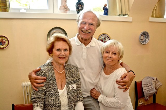 Gabriele Jacoby KS Kurt Schreibmayer und Helga Papouschek halfen wieder beim Verkauf fleißig mit