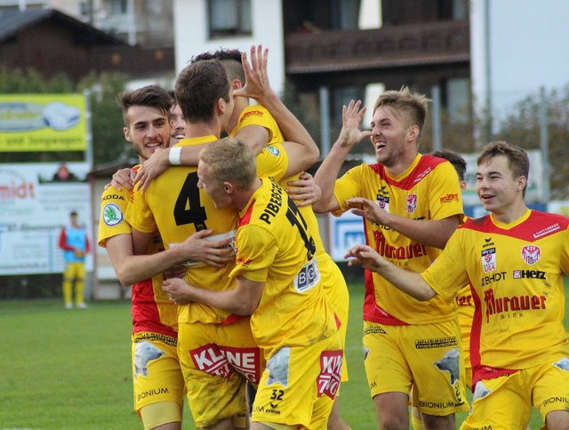 Daniel Fischer (Nr. 4) schoss die Jungfalken zum Sieg.