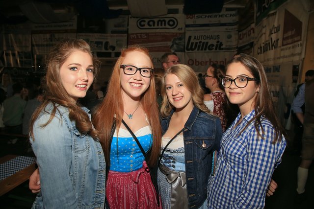 Viktoria, Magdalena, Celina und Laura ließen sich das traditionelle Oktoberfest der Landjugend Rüstorf nicht entgehen.