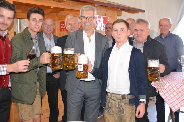 Nikolaus Rois (2.v.li.) und Sandro Glöckl (3.v.re.) organisierten das Fest, Unterstützung kommt auch von Bürgermeister Manfred Kölly.