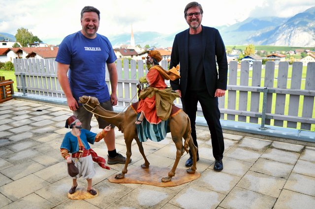 Hans Peter Prandstätter und Christian Abenthung mit "Wüstenpost"-Figuren – in dieser Höhe werden auch jene der Dorfkrippe sein.