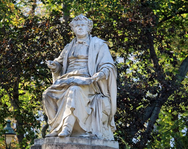 Schubert Denkmal im Stadtpark. Die Idee dazu kam 1862 vom Wiener Männergesangsverein. Der Wiener Carl Kundmann schuf die Skulptur. Sie ist eine von wenigen, die Schubert ohne Brille darstellt. | Foto: Peter Markl