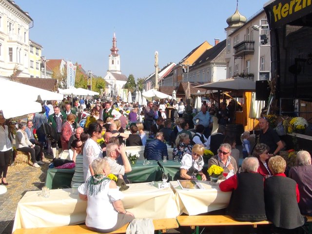 Der westliche Teil des Leibnitzer Hauptplatzes verwandelte sich beim großen Südsteirischen Herbstfest in ein großes Südsteiermarkdorf.