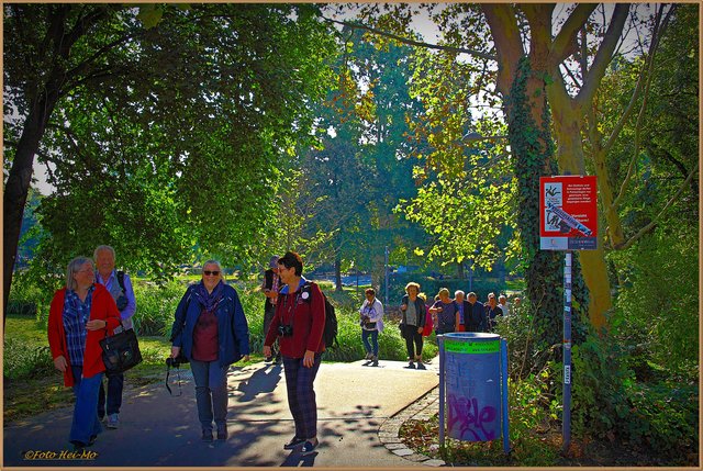 Am Anfang durchliefen wir den noch immer grünen Resselpark am Karlsplatz...