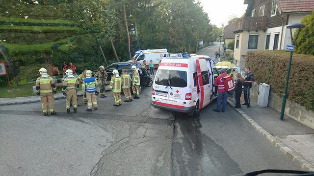 Eine Person wurde bei dem Unfall eingeklemmt und schwer verletzt.