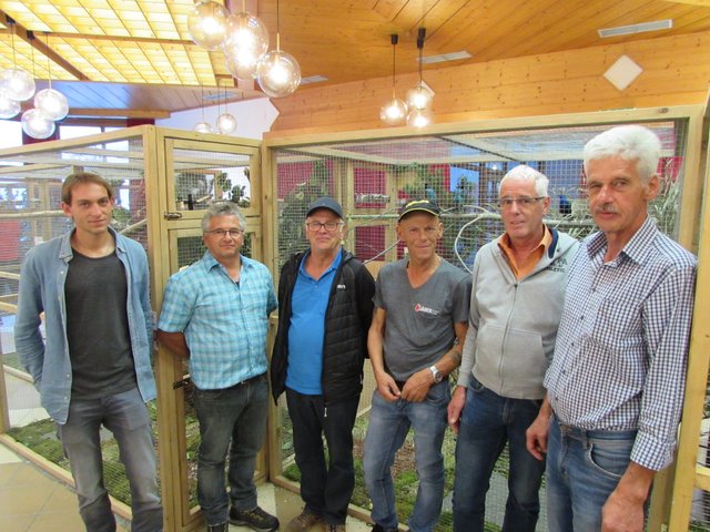 Hannes Makig aus Fließ, Obmann-Stv. Armin Patsch, Karl Januska von der Vogelzunkft Imst, Edi Winkler aus Schlins, Obmann des Tiroler Landesverbandes Alois Rimml und Obmann Hermann Gatt freuten sich über eine gelungene Vogelausstellung.