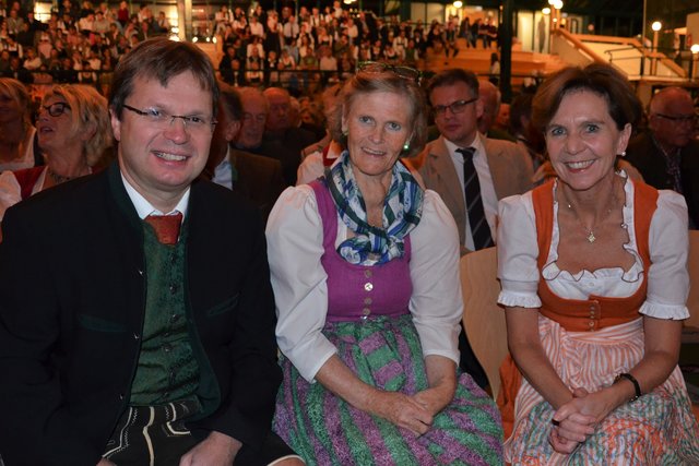 Klaus Vinatzer, Volksliedwerk Vorsitzende Roswitha Meikl und Landtagspräsidentin Brigitta Pallauf (v.li.).