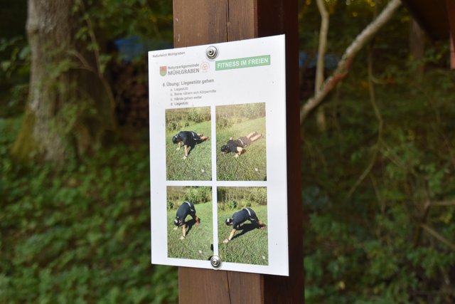 Die Tafeln beschreiben einfache Übungen für die Bewegung im Freien.