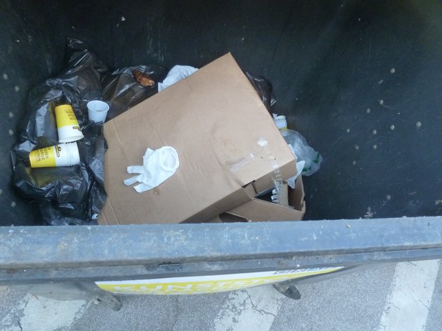 Fast leerer LVP-Behälter (Labestation Fischergasse) - dafür wurden die Kartonagen über sie entsorgt :-o