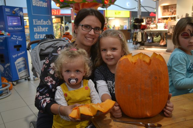<f>Schnitzen und Spaß haben:</f> Sonja mit Sophia und Emelia.