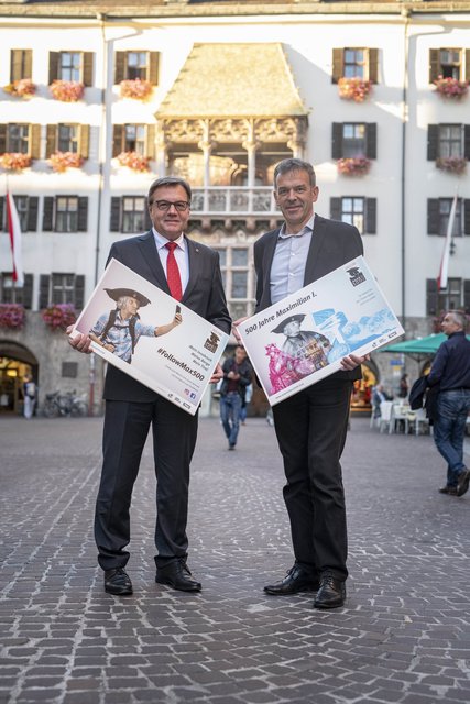 LH Günther Platter und Bgm Georg Willi präsentieren verschiedene Sujets, die anlässlich der Social-Media-Kampagne zum Kaiser Maximilian Jahr verwendet werden.