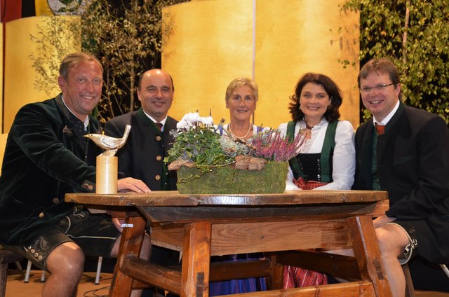 Bürgermeister Hansjörg Obinger, Josef Auer, Martina Mayr, Caroline Koller und Klaus Vinatzer (v.li.).