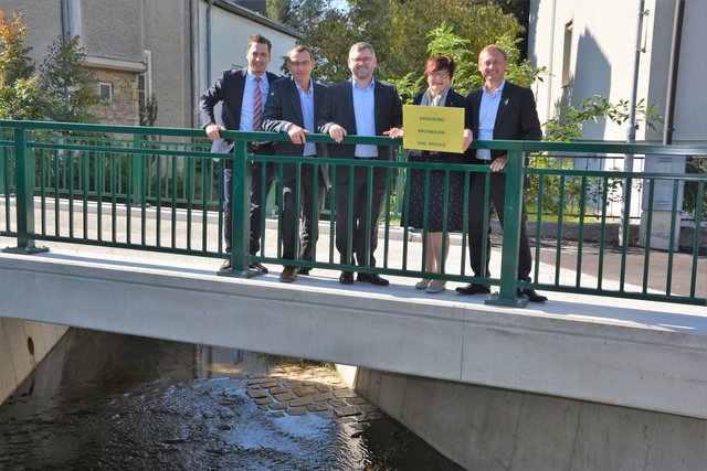 LA Bernhard Heinreichsberger, Bgm. Thomas Buder, LR Ludwig Schleritzko, Vizebgm. Anna Haider und NR Johann Höfinger auf der 40-Tonnen-Brücke.