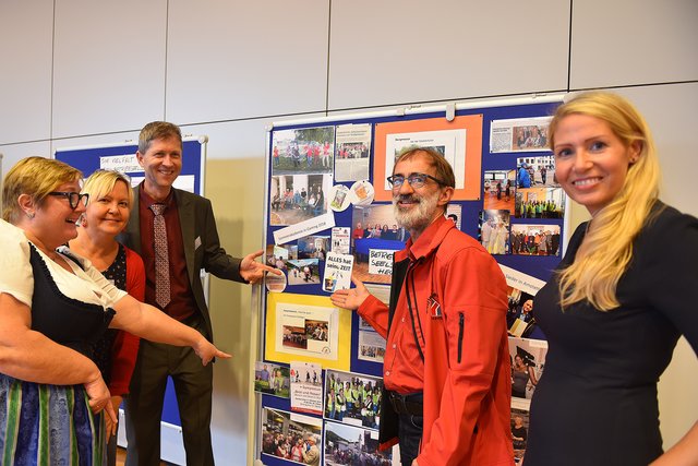 Martina Bzoch und Christine Plank (beide Betriebsseelsorgerinn), Moderator und Generalsekretär der Katholischen Aktion St. Pölten, Axel Isenbart, Sepp Gruber und Kathrin Riedel (beide Betriebsseelsorger) schauen auf die 50-jährige Geschichte der Betriebsseelsorge zurück. | Foto: Zarl