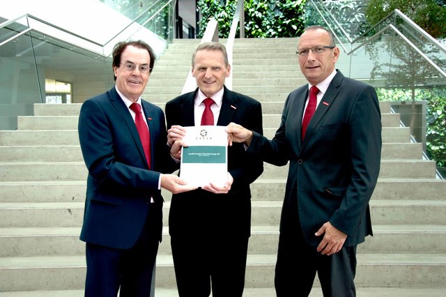 Aufsichtsratsvorsitzender Hans Roth, Abteilungsleiter Robert Maierhofer, Vorstand Gerhard Ziehenberger (v.l.) mit dem GRESB-Detailbericht.