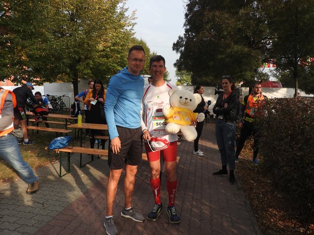 Michael Dorfstätter mit Ungarns Außen- und Handelsminister Peter Szijártó, der ebenfalls den gesamten Marathon gelaufen ist. | Foto: Dorfstätter