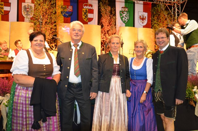 Vizebgm.a.D. Wetti Saller, Bgm. a.D. Jakob Rohrmoser mit Gattin Ruperta, Martina Mayr und Klaus Vinatzer (v.li.).