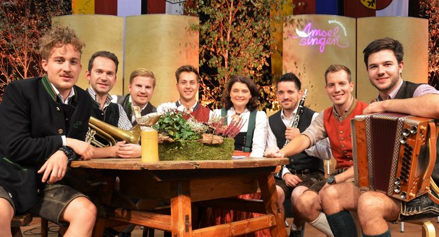 Pongauer Tanzlmusi JPT mit der Moderatorin Caroline Koller beim Amselsingen 2018 in der Hermann-Wielandner-Halle in Bischofshofen.