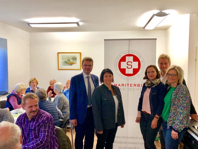 Bürgermeister Hannes Heide, Betreuerin Sabine Hillebrand, Claudia Wimmer von der Hausverwaltung, Samariterbund-Geschäftsführer Stadtrat Thomas Loidl und Sozialstadträtin Ines Schiller im Gemeinschaftsraum.
 | Foto: Gde. Bad Ischl