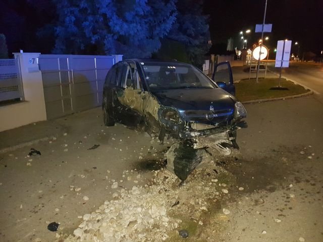 Zwei Pkw gerammt, auf einen Stein geprall: Unfall in den Morgenstunden.