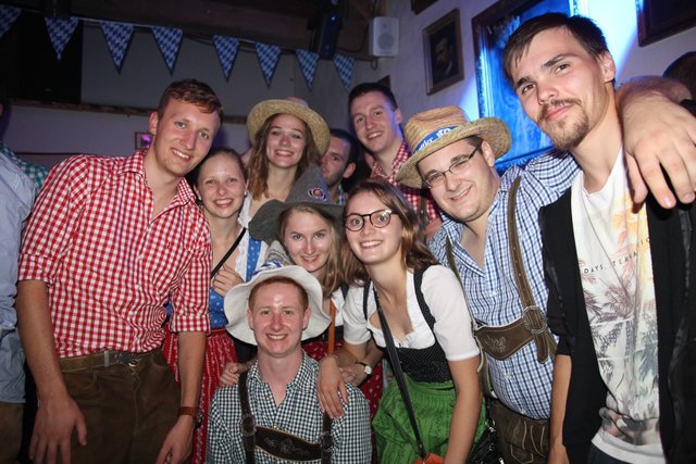 Beste Laune in der Oktoberfestdisko