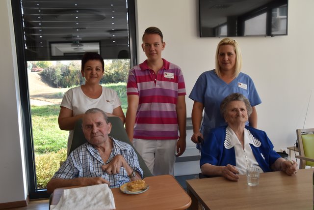 Arbeiten bzw. leben hier: Sonja Simitz, Patrick Mikovits und Jessica Kopcsandy (von links) mit Helmut Pfneisl und Maria Pomper.