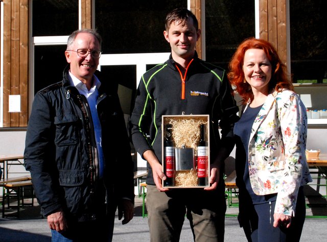 Jubilar Marco Holzknecht mit WB-Obfrau-Stv. Cornelia Hagele und WB-Ortsobmann Josef Pramstaller.