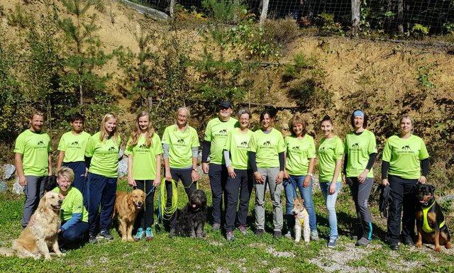 Die Gruppe der Mantrailing der Hundeschule mit den neuen gesponserten point s T-Shirts